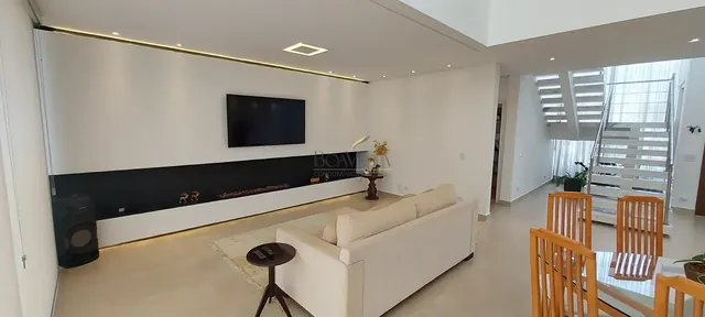 Sala de TV integrada à área de jantar