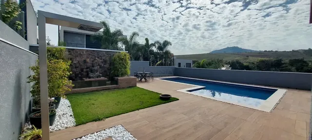 Jardim da residência com piscina durante o dia