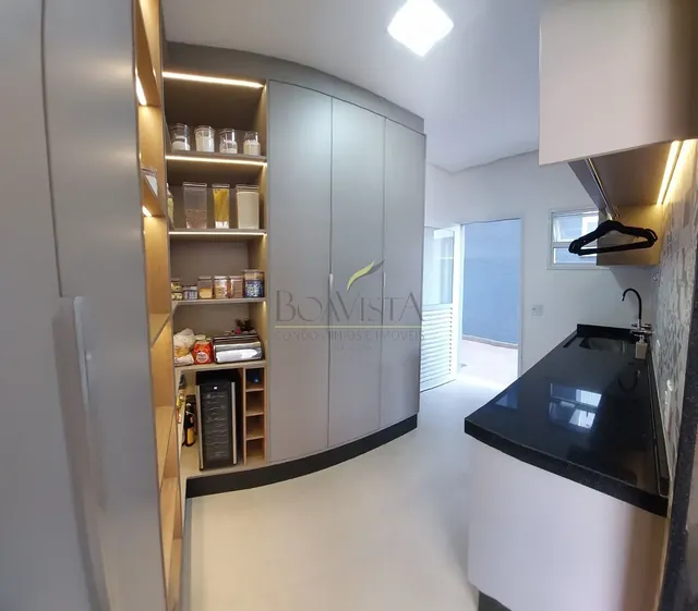 Cozinha com bancada e armários planejados