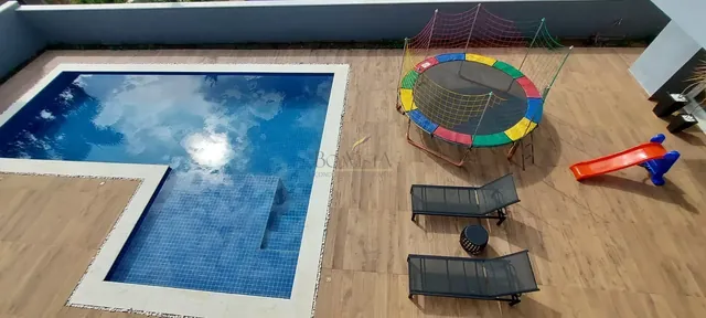 Piscina e deck da residência vistos de cima