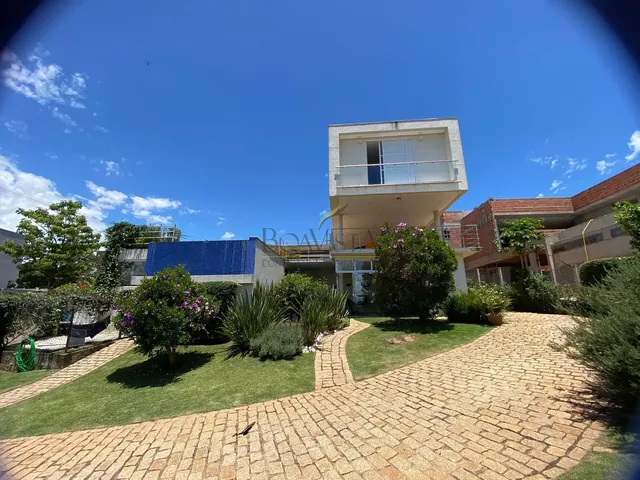 Fachada vista a partir do jardim