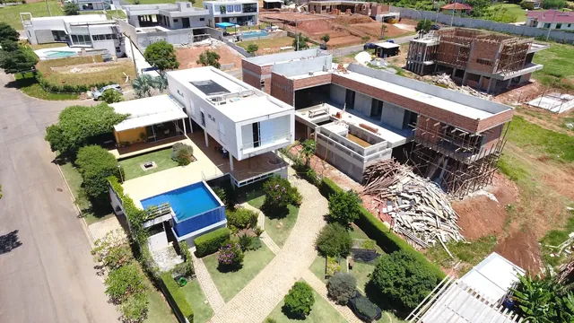 Vista aérea dos três pavimentos e da piscina
