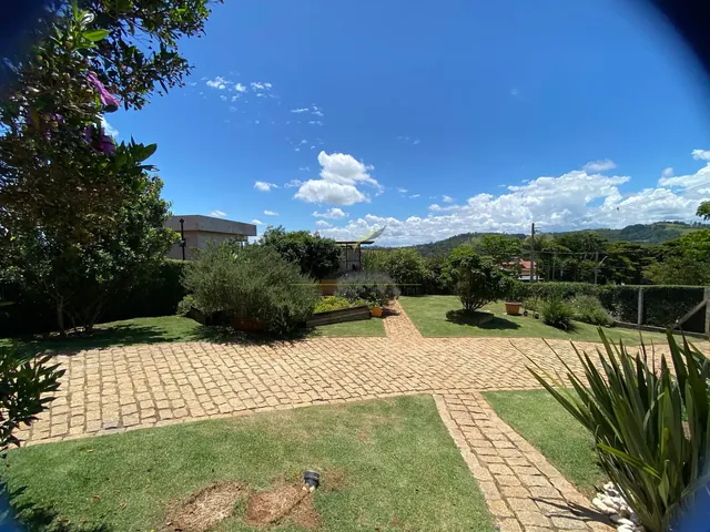 Jardim e caminho de acesso à casa