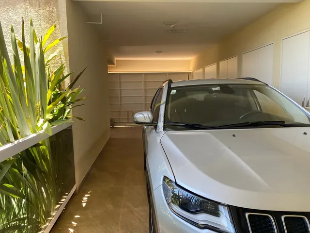 Garagem coberta da residência