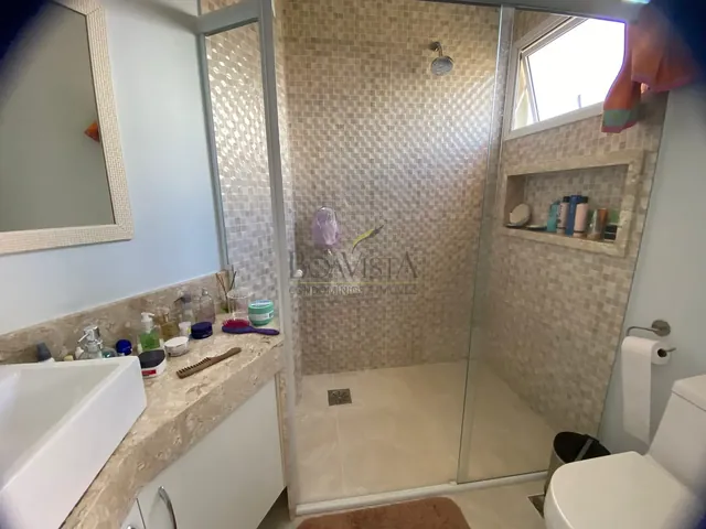 Banheiro com bancada e box
